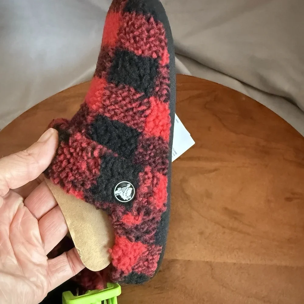 Crocs Classic Cozzzy Classic Buffalo Check Slippers‎ Junior Size 3 Red/Blk Plaid